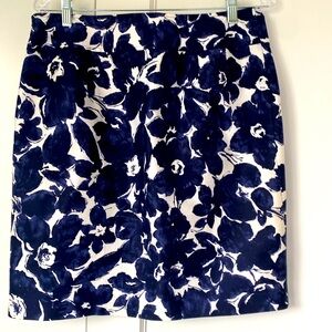 Jones New York skirt 20” navy and white floral print 98% cotton easy care